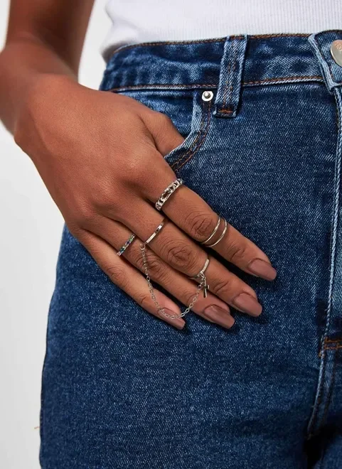 Kit Anéis Prateados Com Corrente