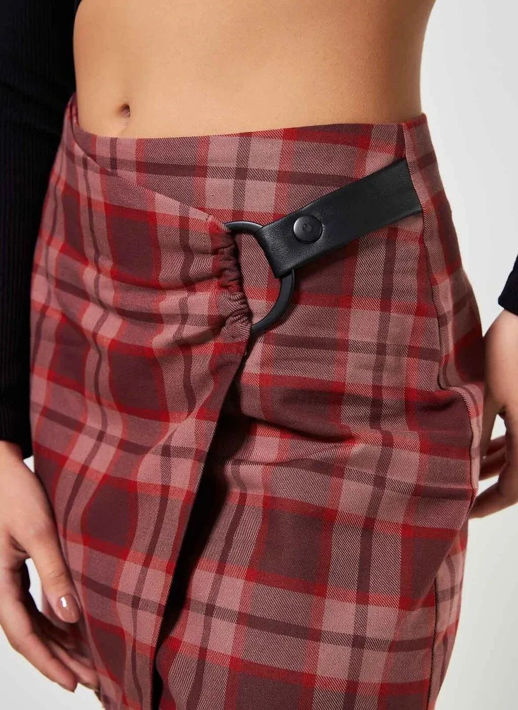 Saia Transpassada Em Xadrez Vermelho