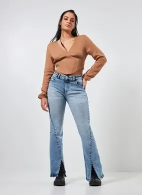 Calça Jeans Flare Com Fenda Diferenciada