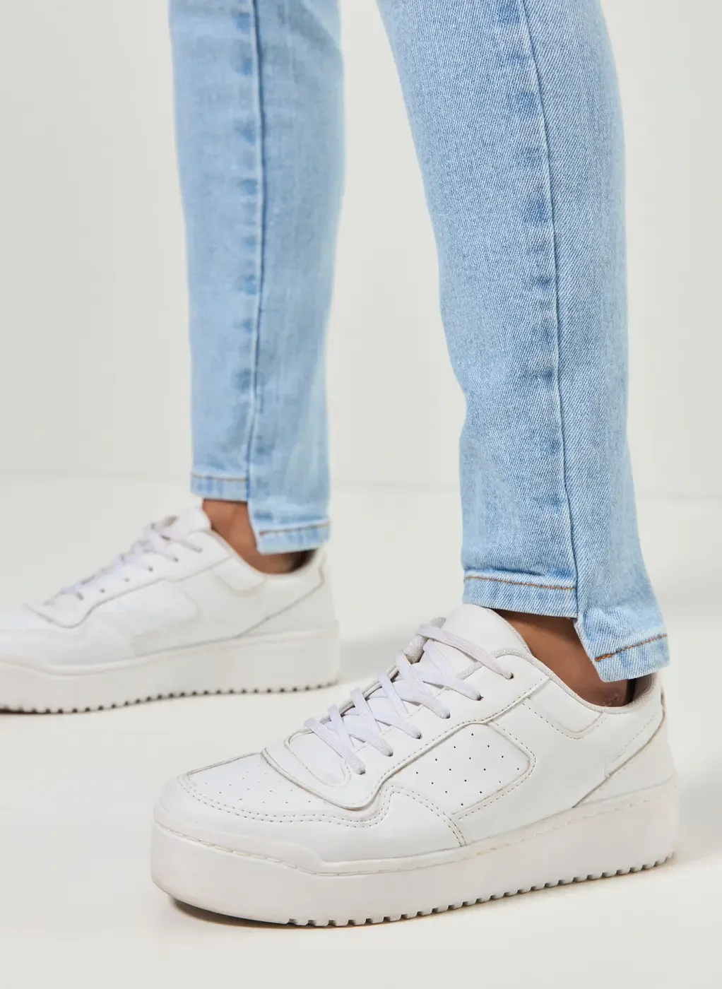 Calça Jeans Skinny Detalhe Na Barra