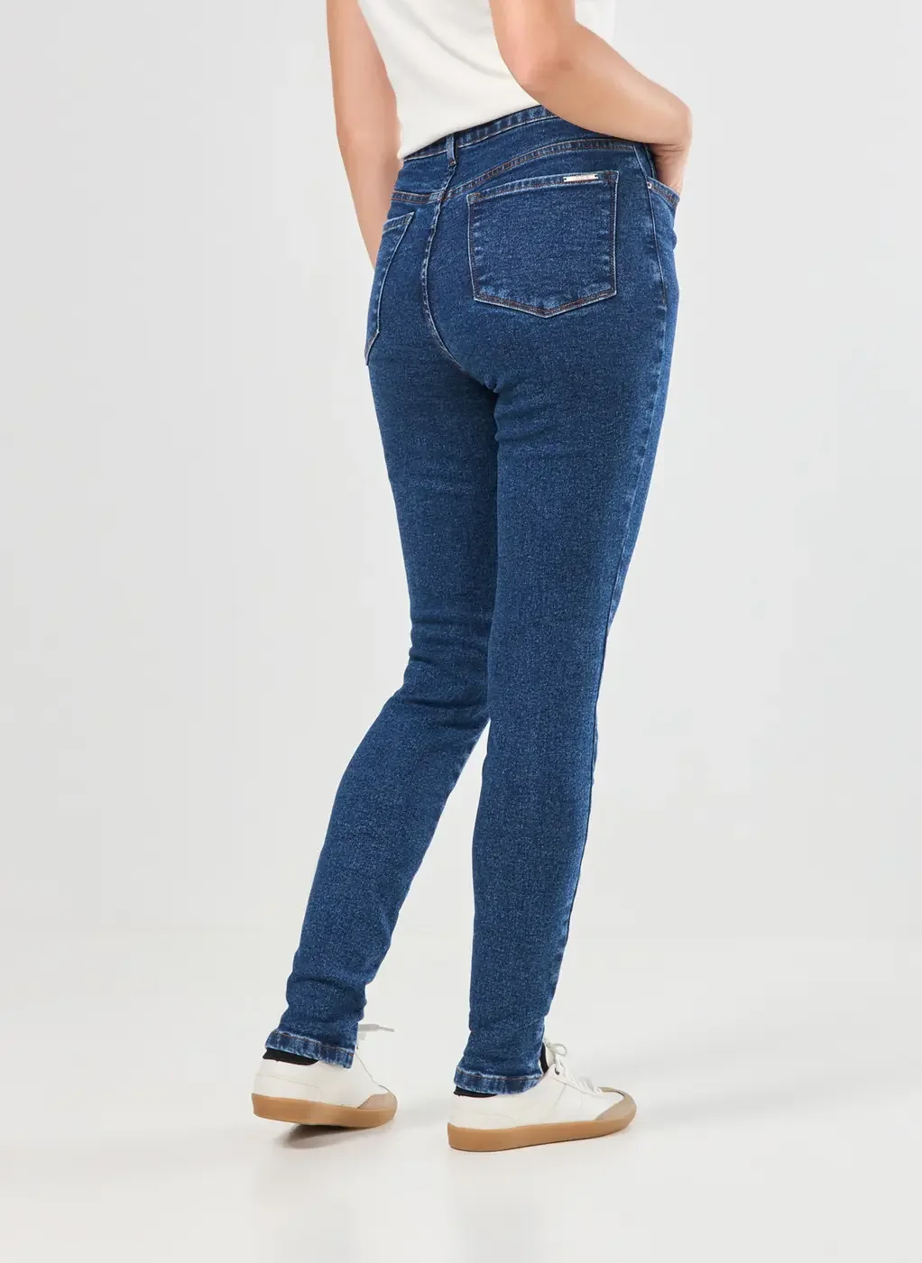 Calça Jeans Skinny Detalhe Na Barra