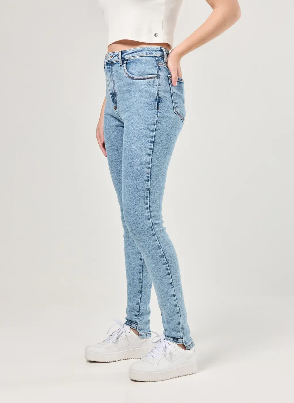 Calça Jeans Skinny Detalhe Na Barra