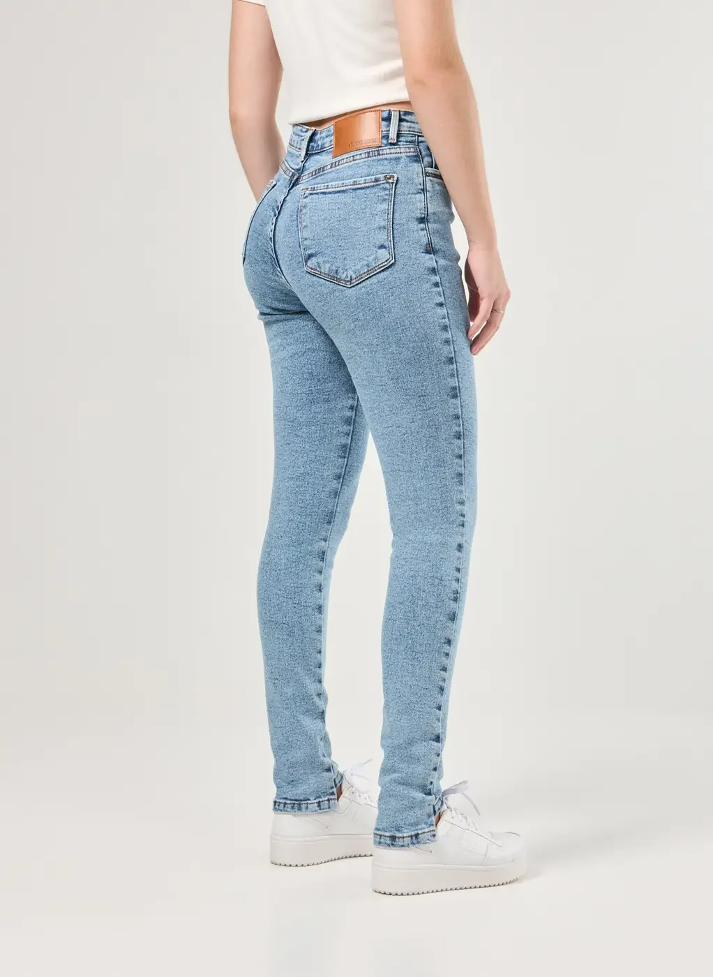 Calça Jeans Skinny Detalhe Na Barra