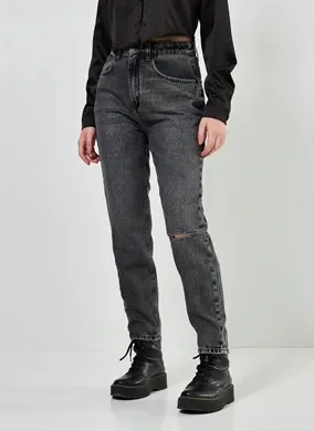 Calça Mom Jeans Preta Com Rasgo