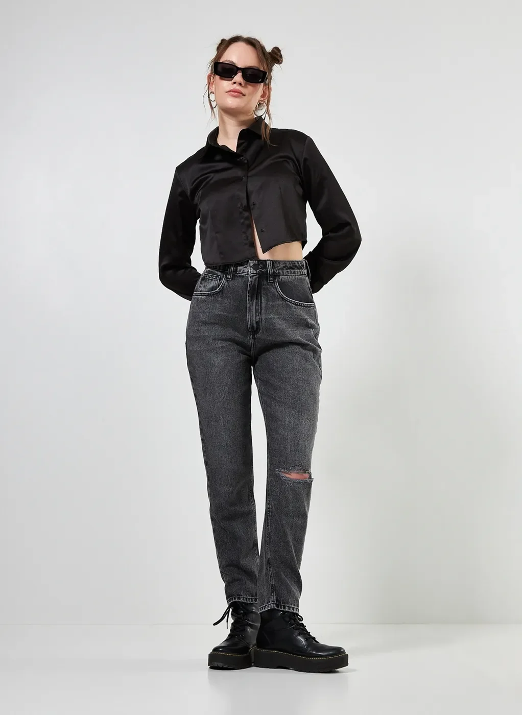 Calça Mom Jeans Preta Com Rasgo