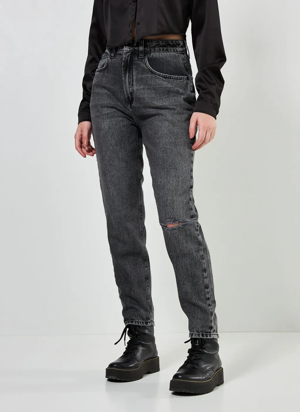 Calça Mom Jeans Preta Com Rasgo