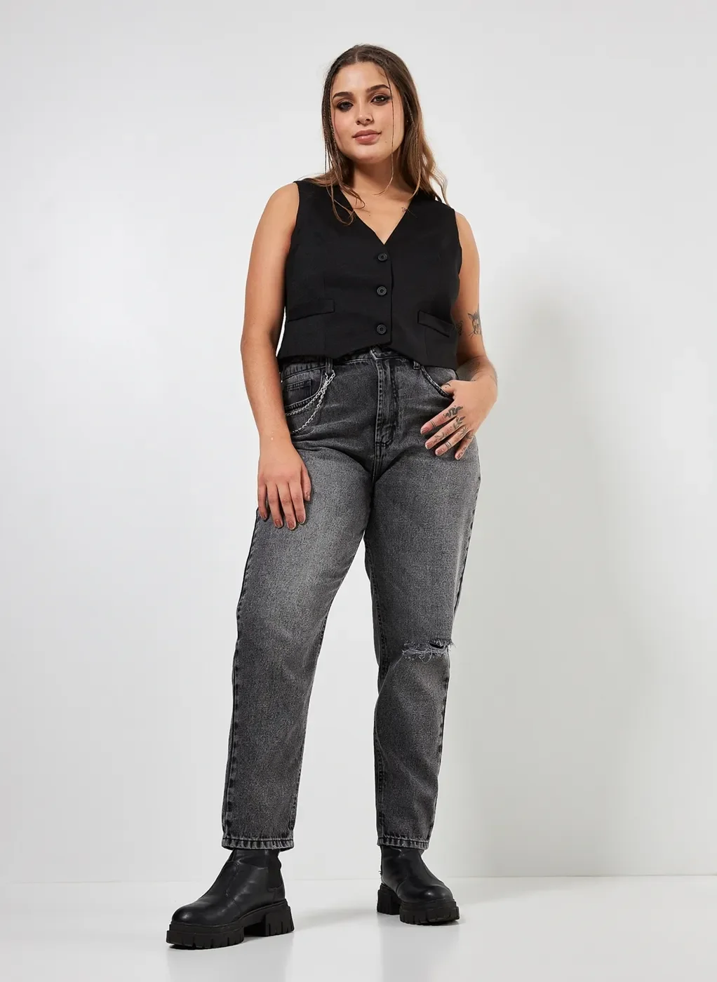 Calça Mom Jeans Preta Com Rasgo