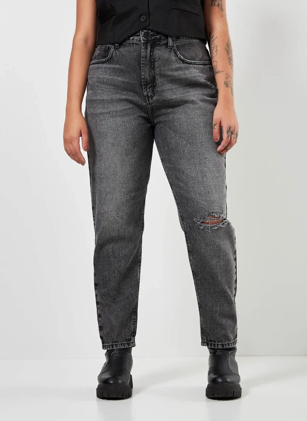 Calça Mom Jeans Preta Com Rasgo