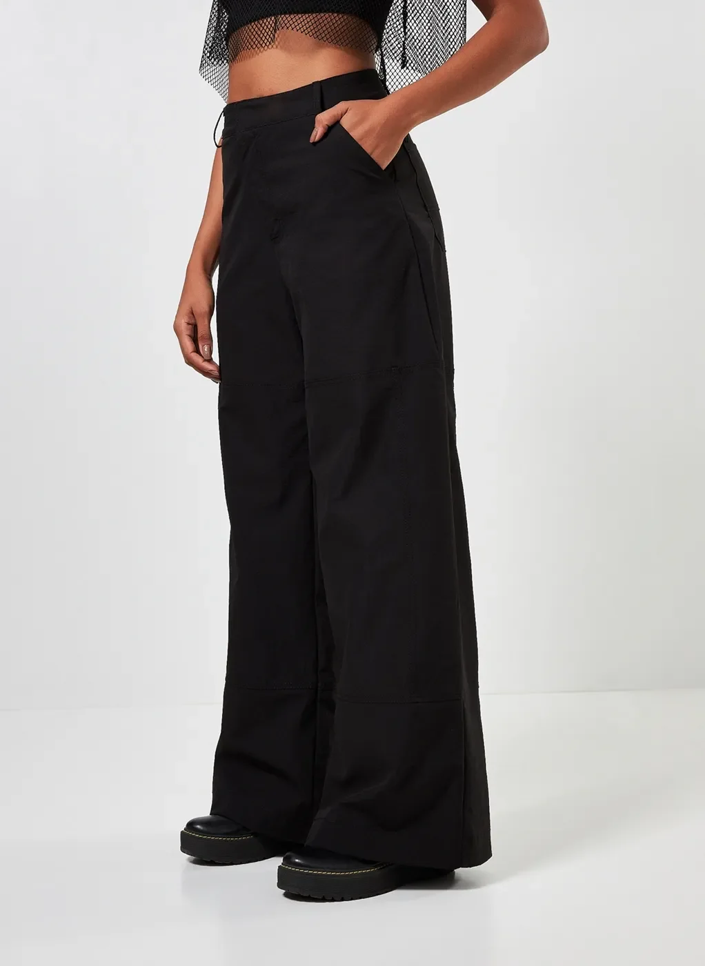 Calça Pantalona Preta Utilitária