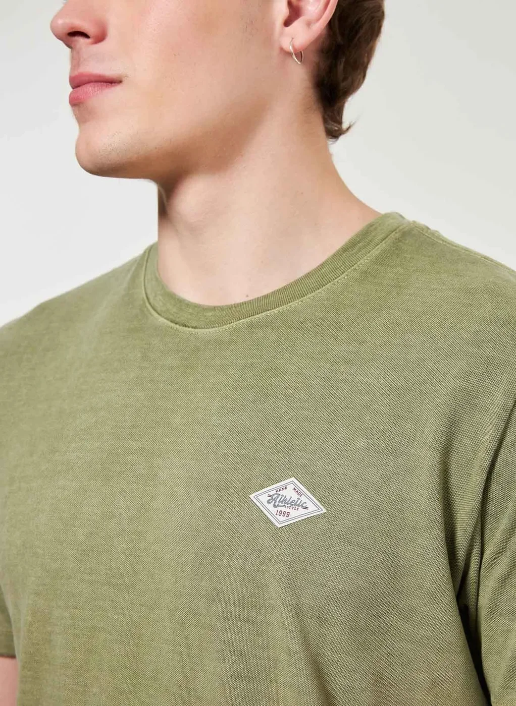 Camiseta Texturizada Estonada Com Etiqueta