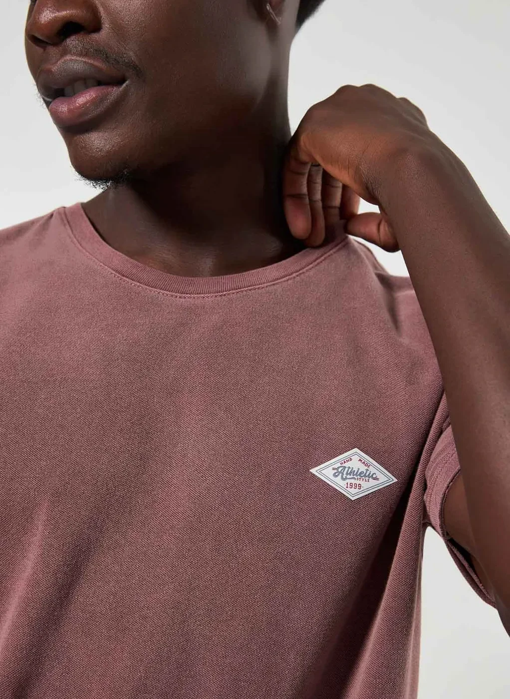 Camiseta Texturizada Estonada Com Etiqueta