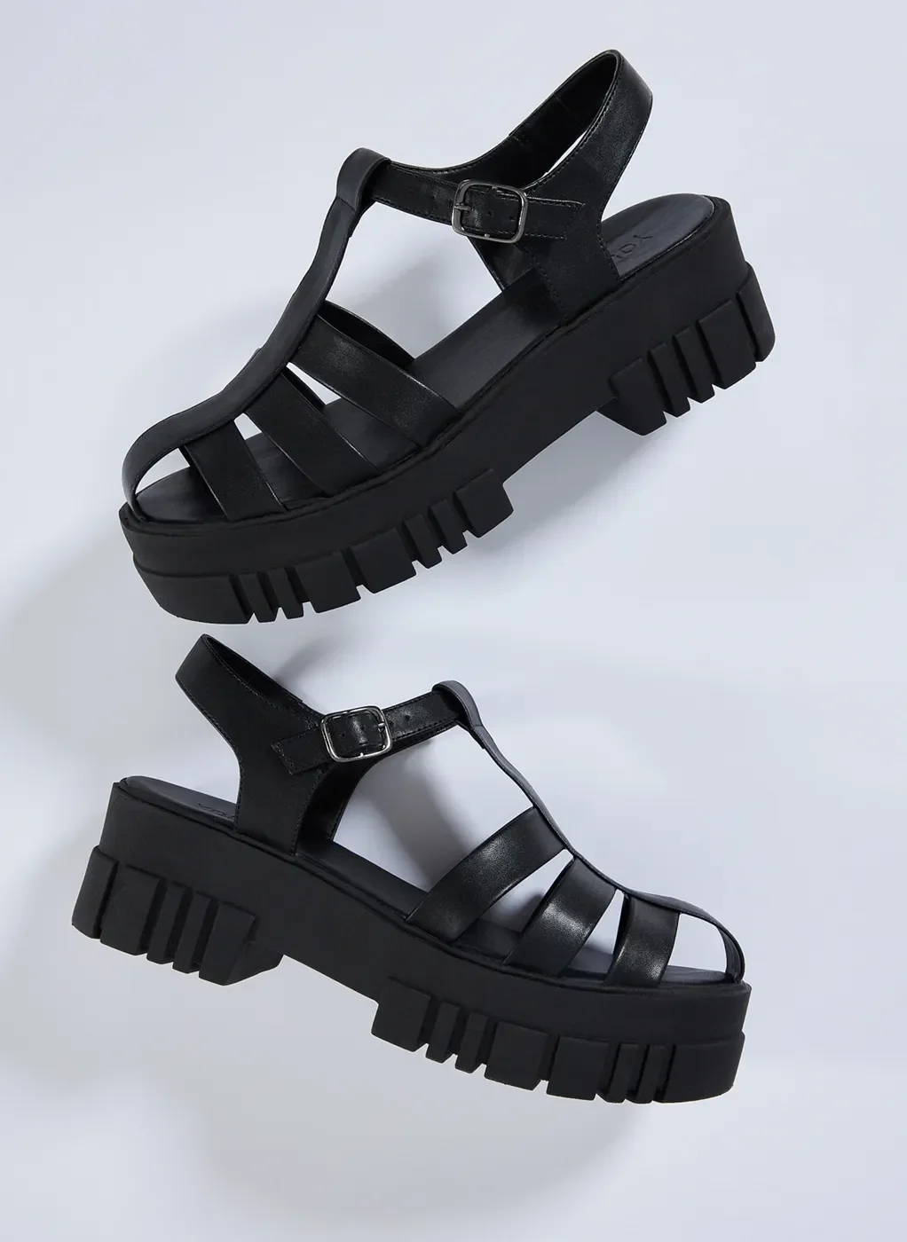 Sandália Plataforma Tratorada Com Tiras