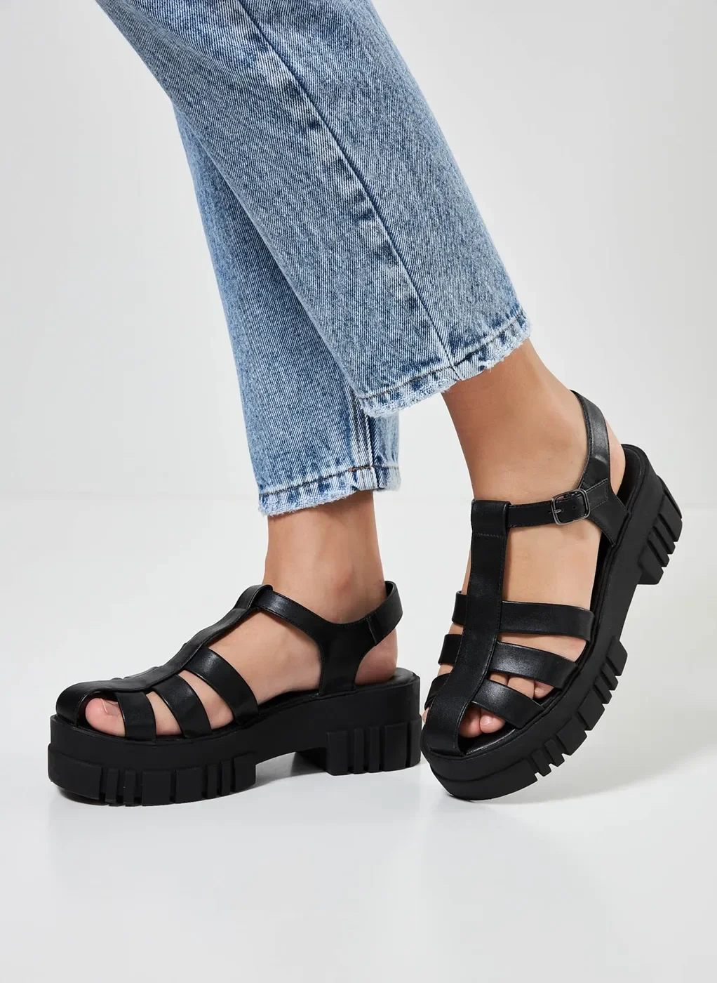 Sandália Plataforma Tratorada Com Tiras