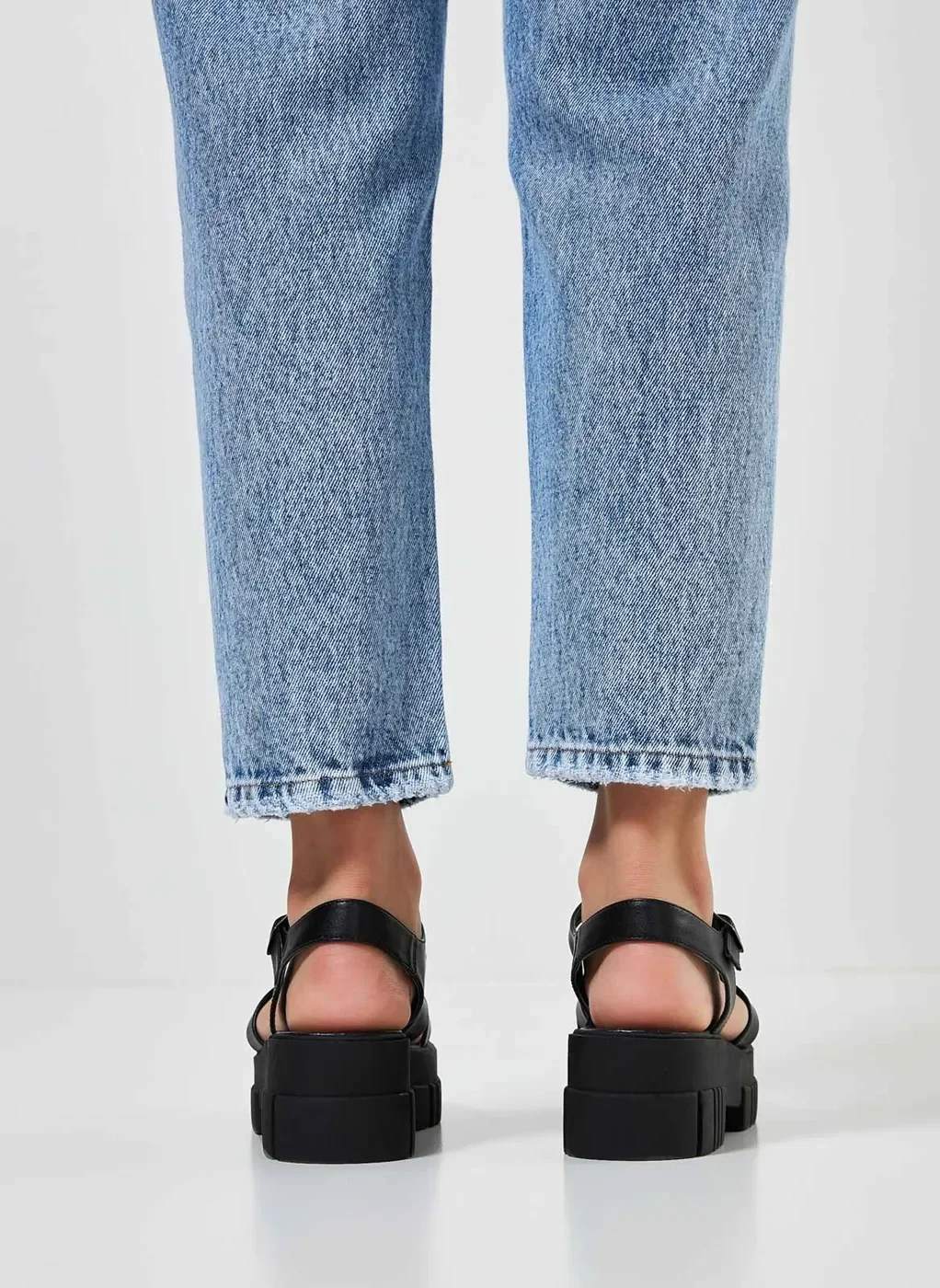 Sandália Plataforma Tratorada Com Tiras