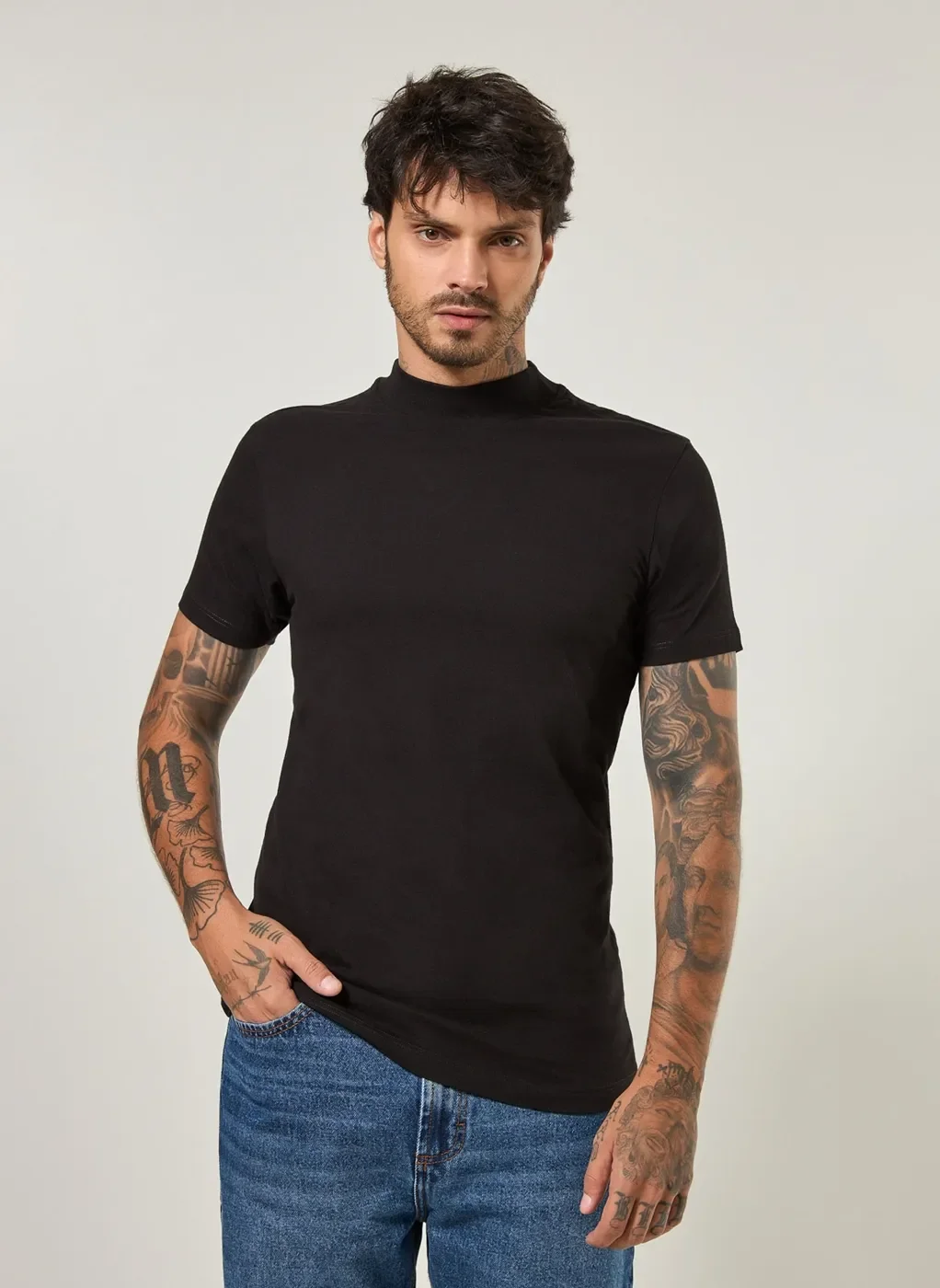 Camiseta Manga Curta Com Gola Alta