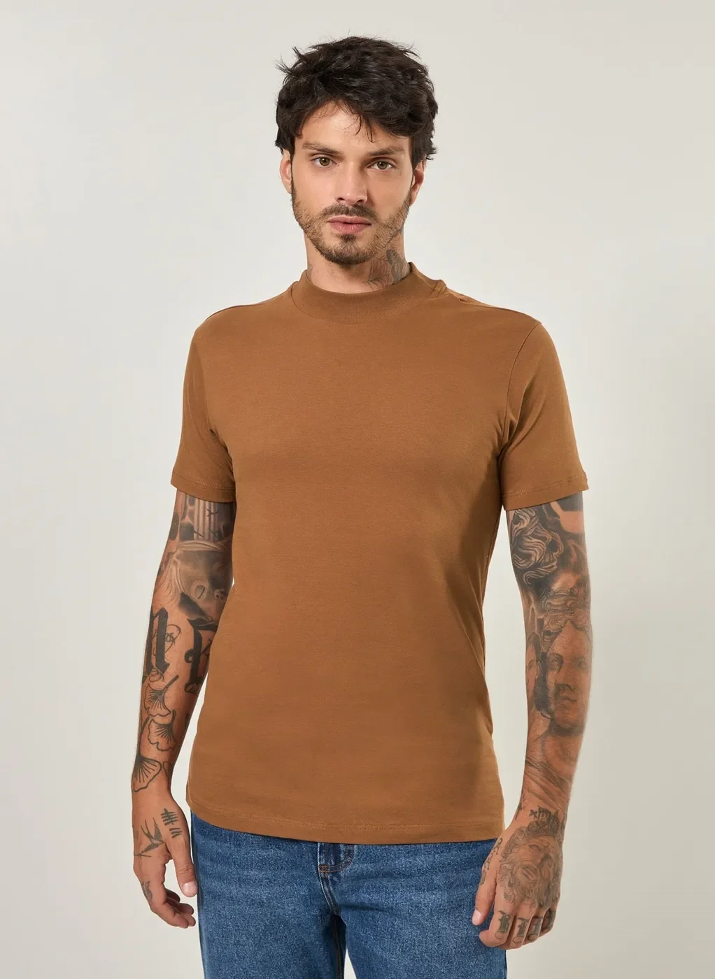 Camiseta Manga Curta Com Gola Alta