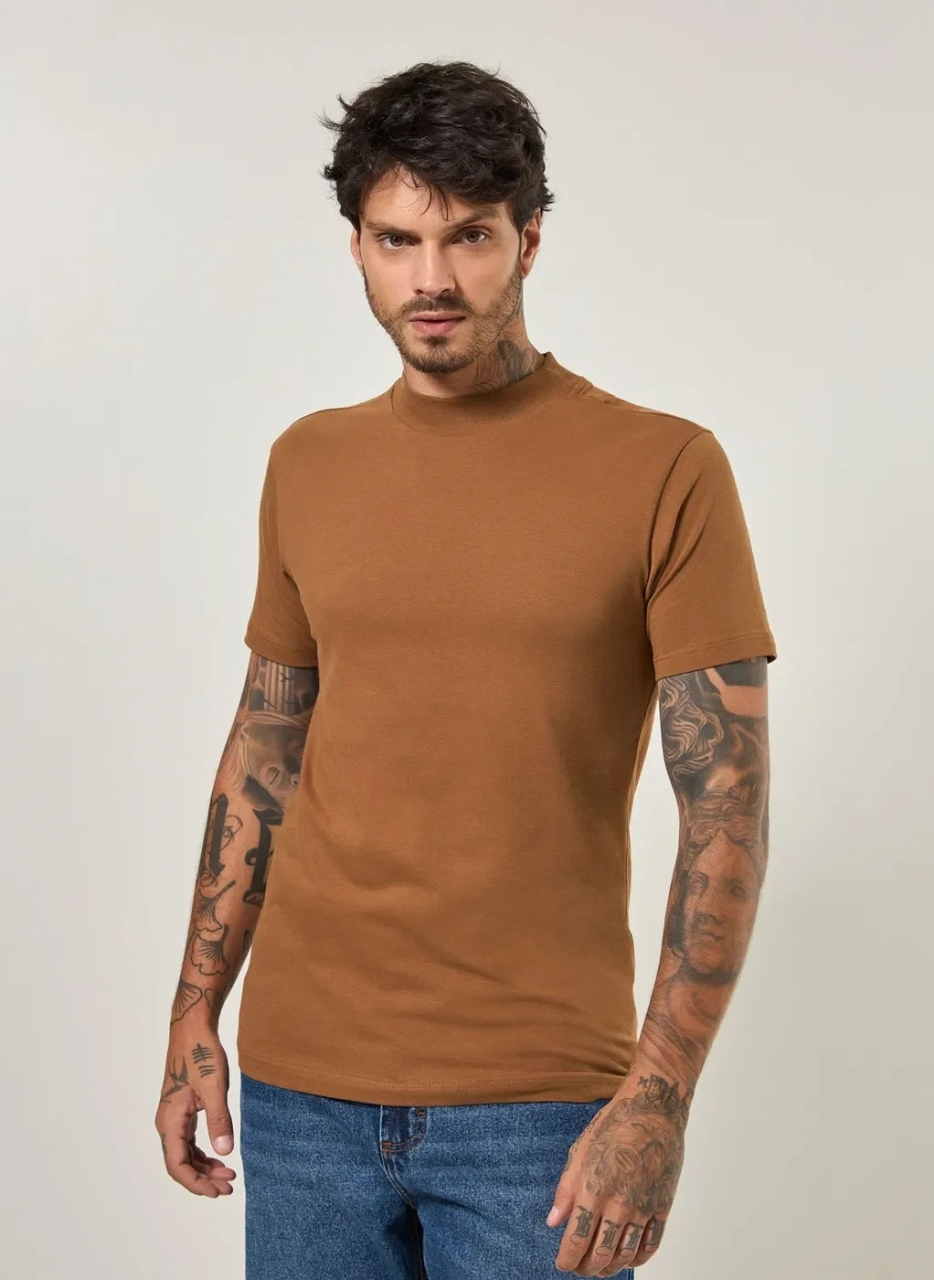 Camiseta Manga Curta Com Gola Alta