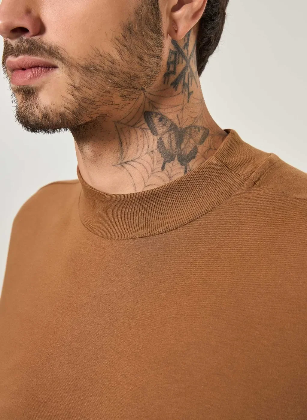 Camiseta Manga Curta Com Gola Alta