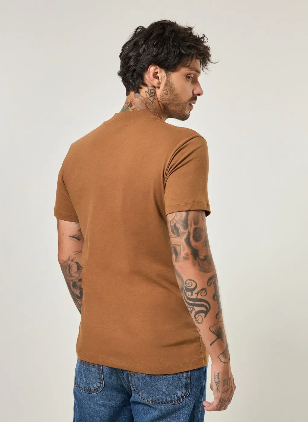 Camiseta Manga Curta Com Gola Alta