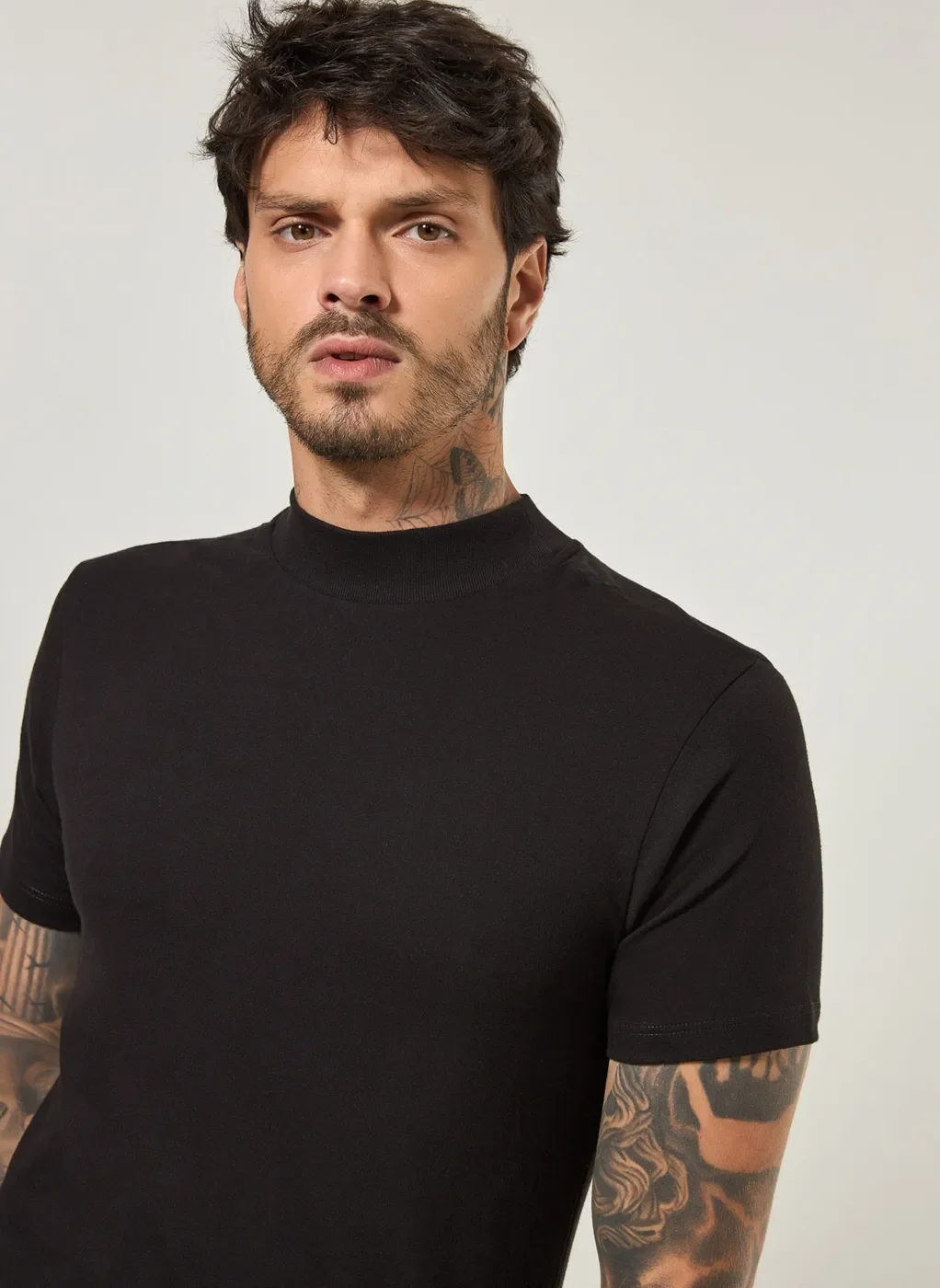 Camiseta Manga Curta Com Gola Alta