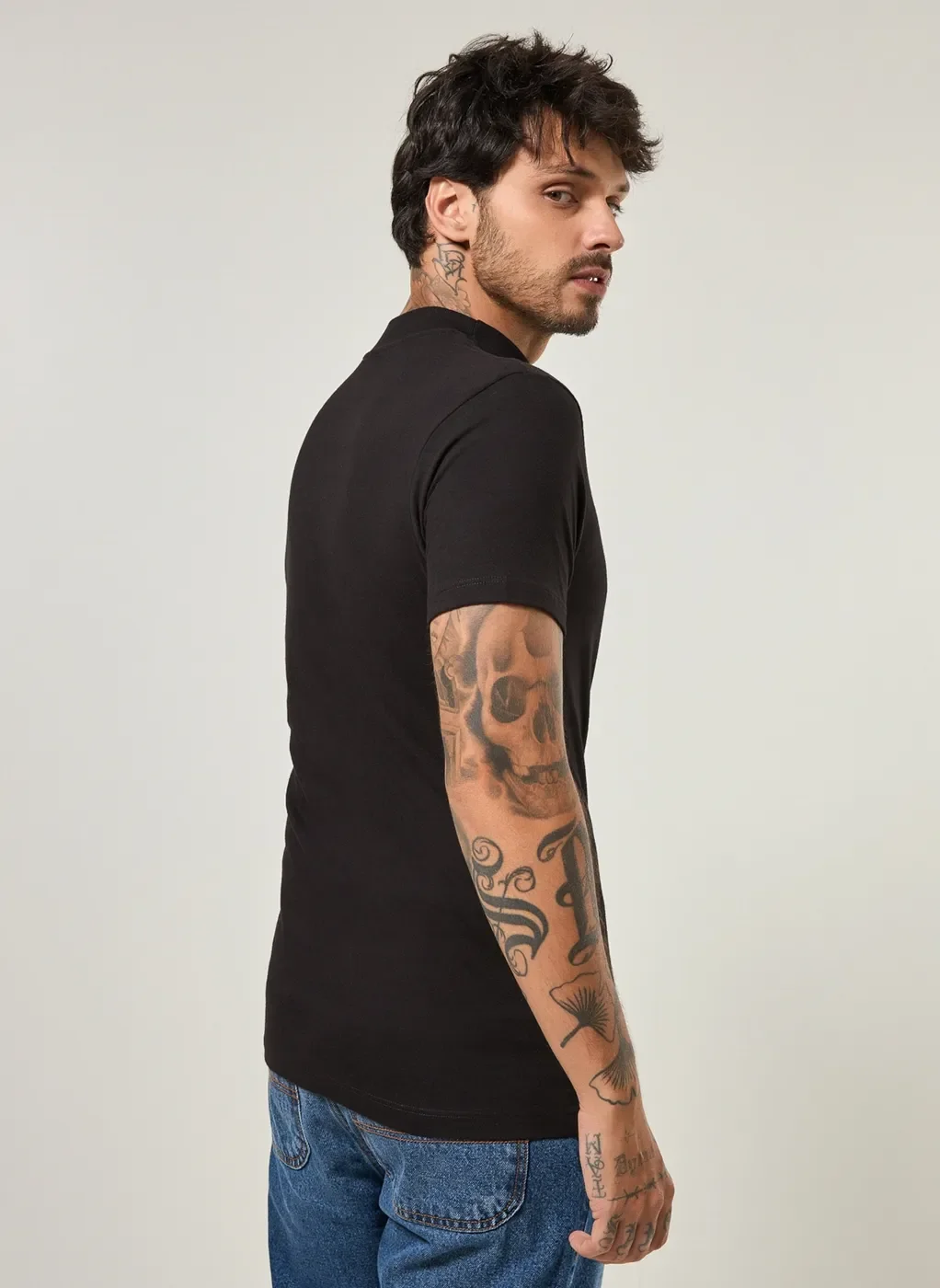 Camiseta Manga Curta Com Gola Alta