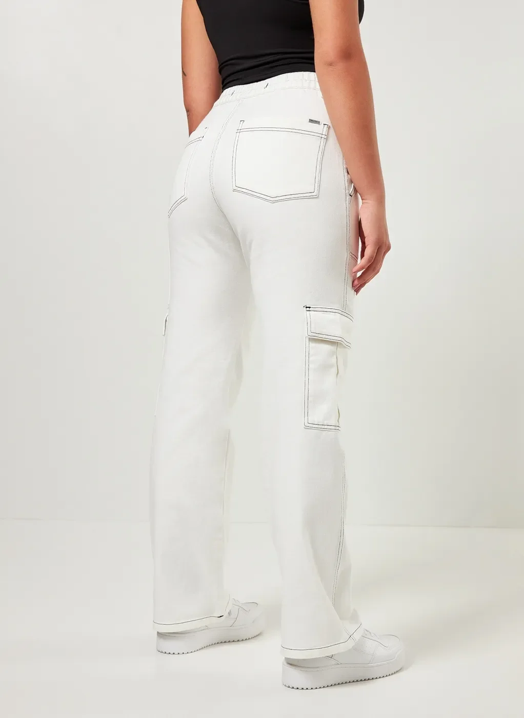 Calça Cargo Off-White Costuras Contrastantes