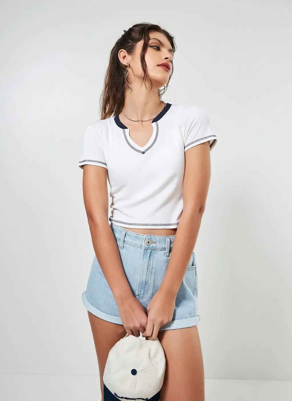 Blusa Cropped Off-White Com Marinho