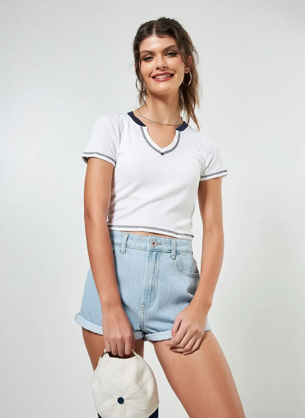 Blusa Cropped Off-White Com Marinho