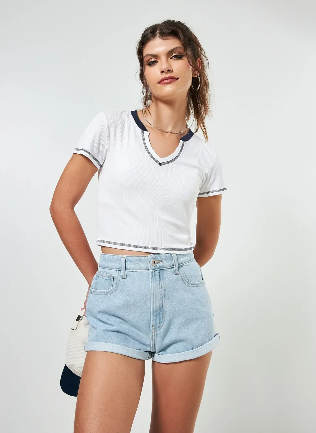 Blusa Cropped Off-White Com Marinho