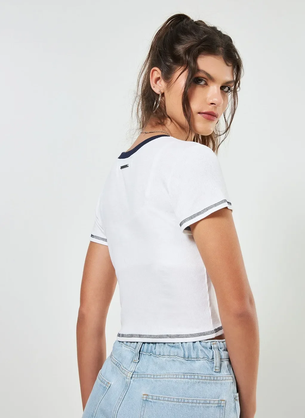 Blusa Cropped Off-White Com Marinho