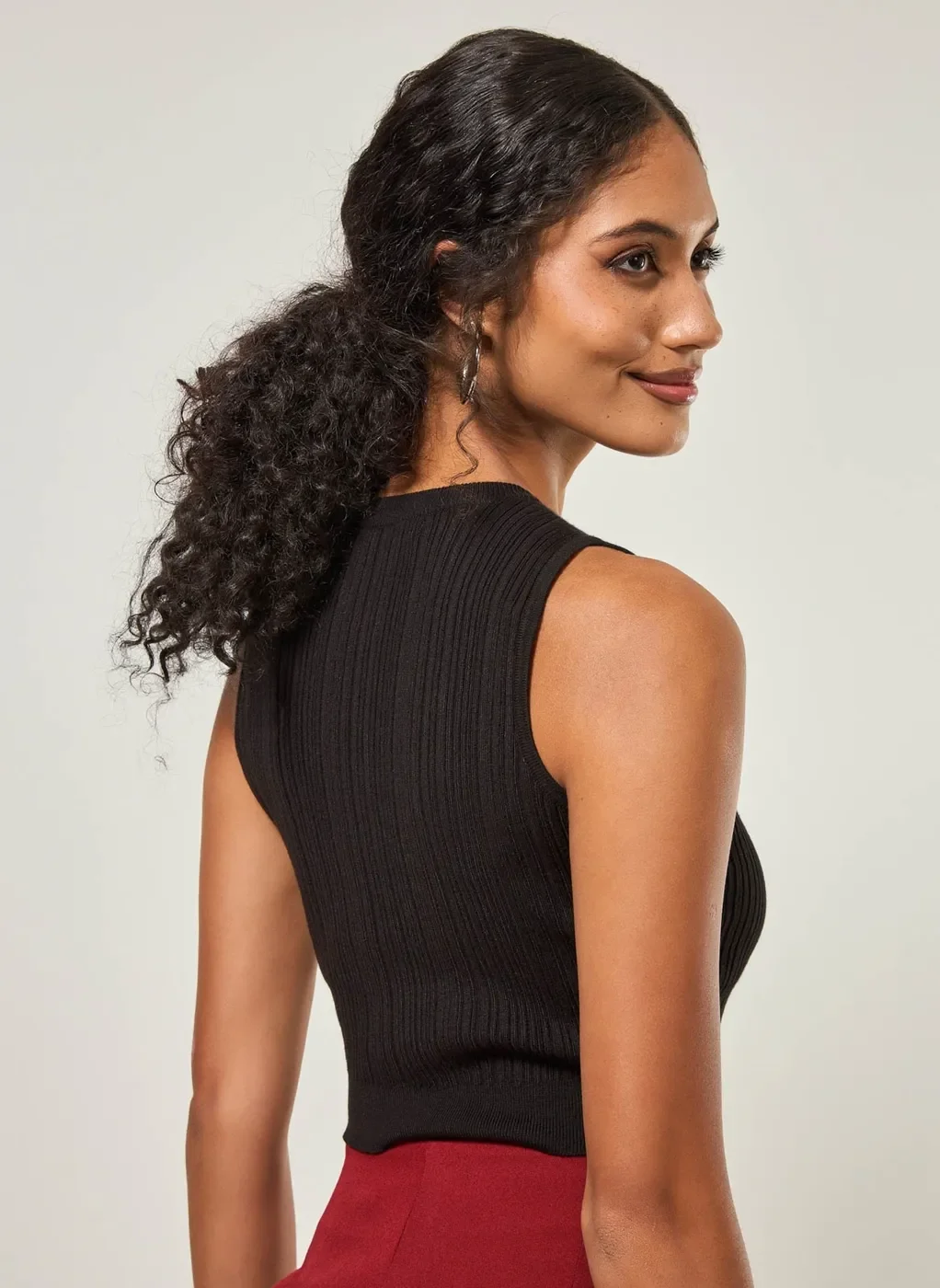 Regata Cropped Em Tricô Canelado