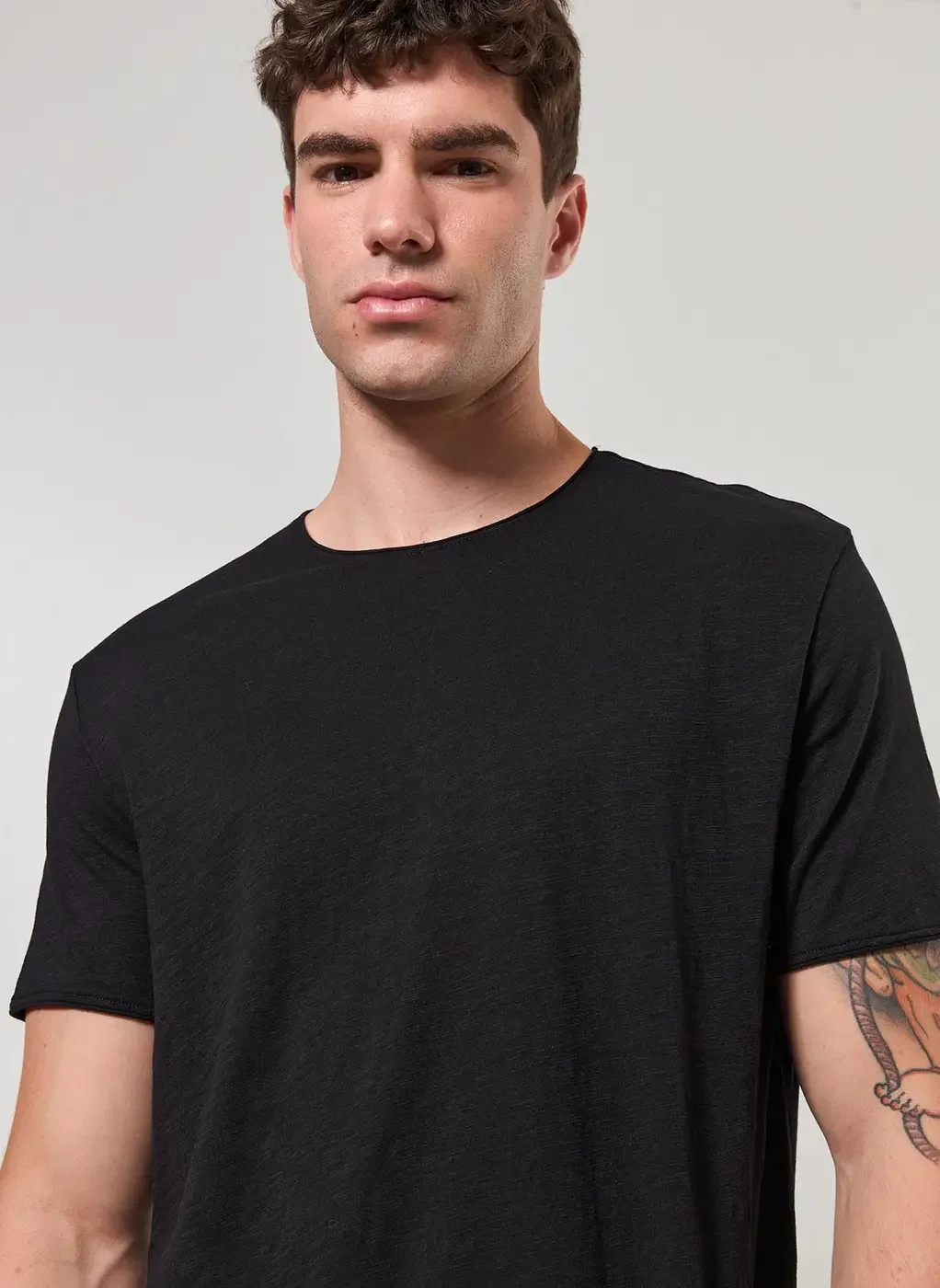 Camiseta Básica Em Malha Leve