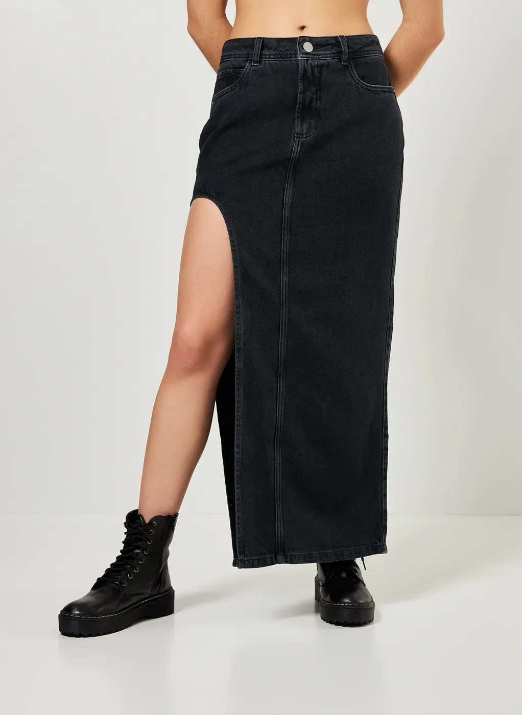 Saia Midi Jeans Preta Com Fenda Aberta