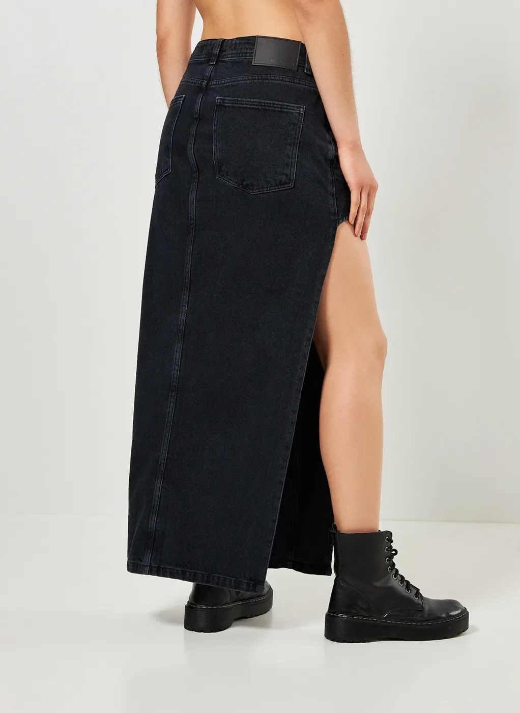 Saia Midi Jeans Preta Com Fenda Aberta