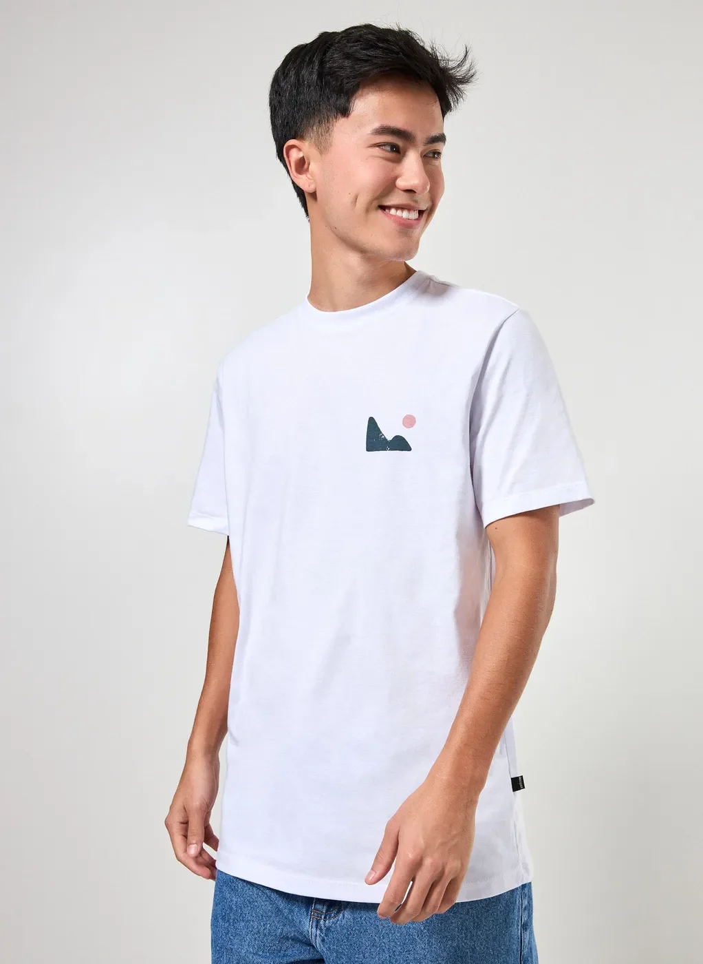 Camiseta Branca Estampa Nas Costas