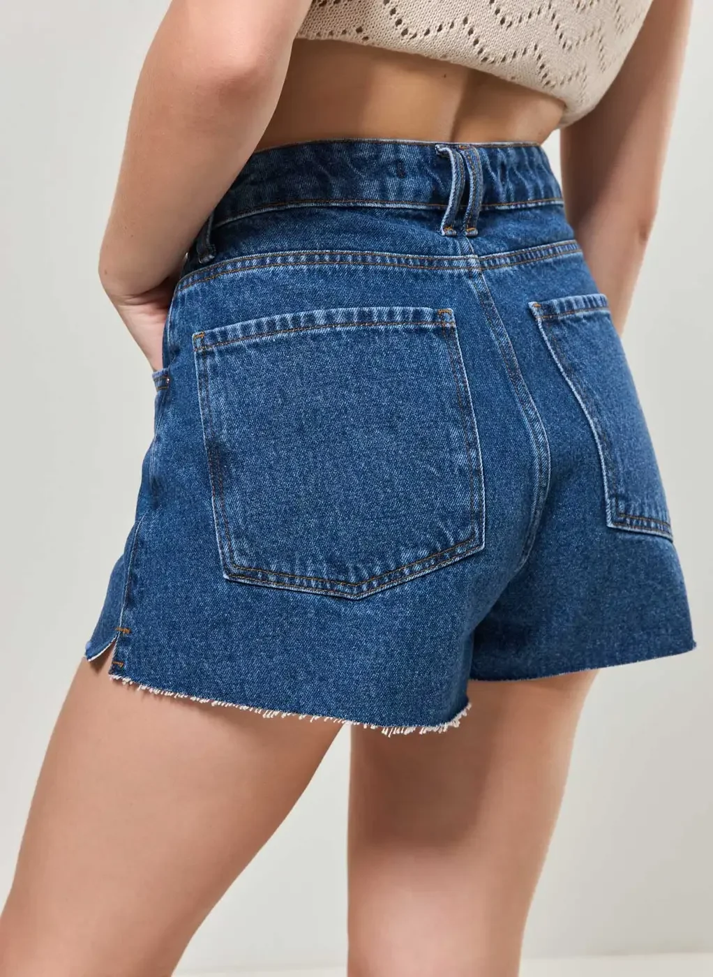 Short Mom Jeans Barra Cortada
