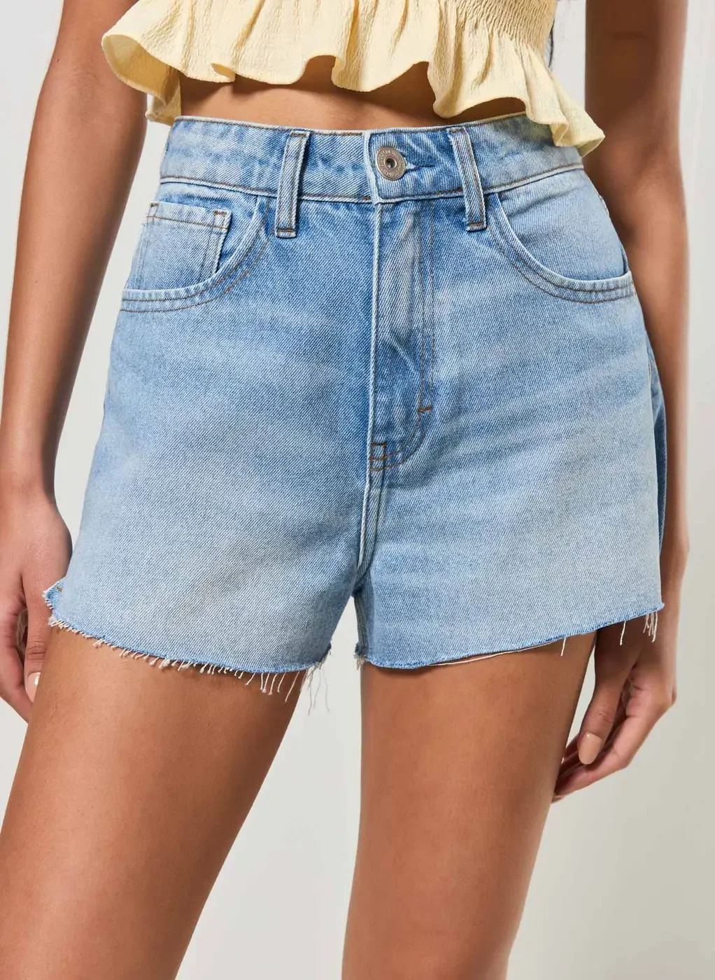 Short Mom Jeans Barra Cortada