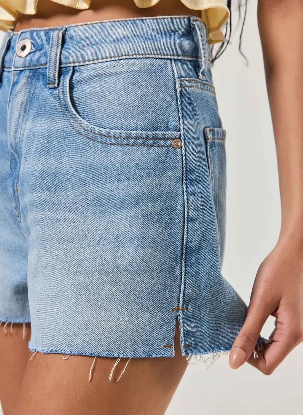 Short Mom Jeans Barra Cortada