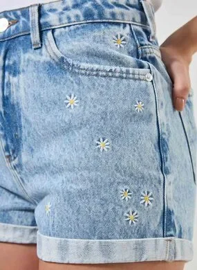 Short Mom Jeans Margaridas Bordadas