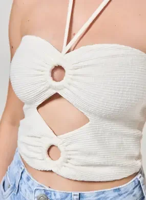 Cropped Off-White Com Aberturas e Amarrações