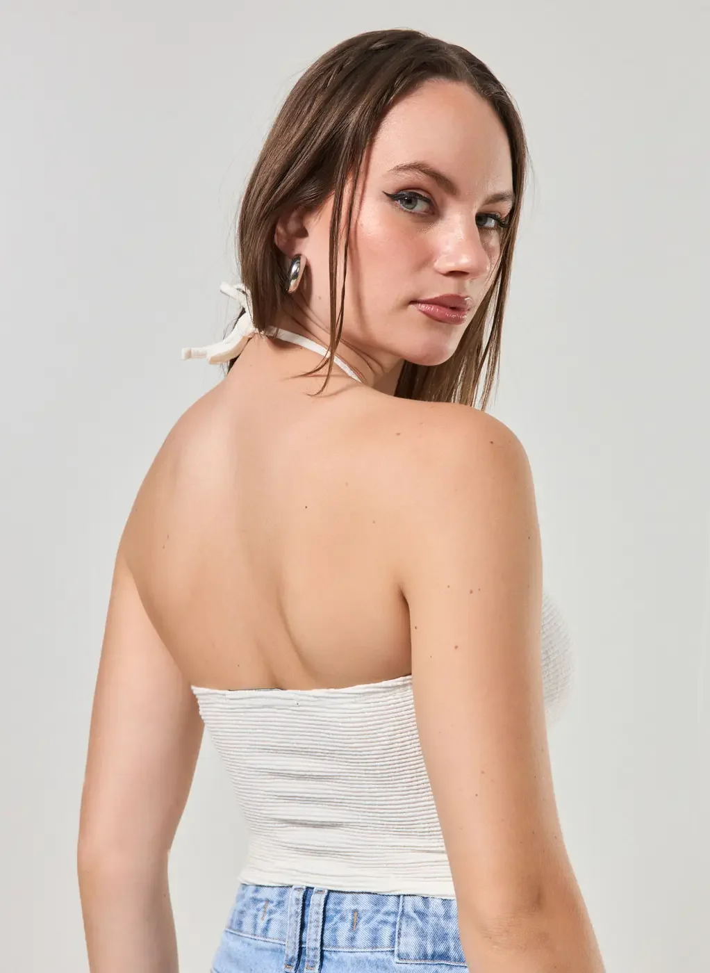 Cropped Off-White Com Aberturas e Amarrações