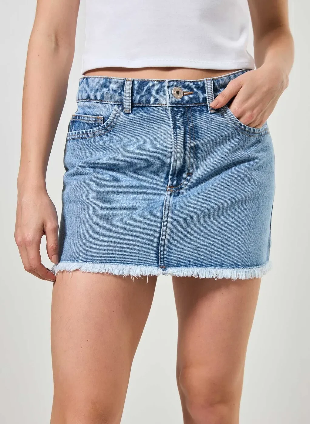 Saia Jeans Barra Desfiada Cintura Média