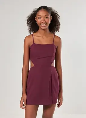 Vestido Macaquinho Curto Com Fenda