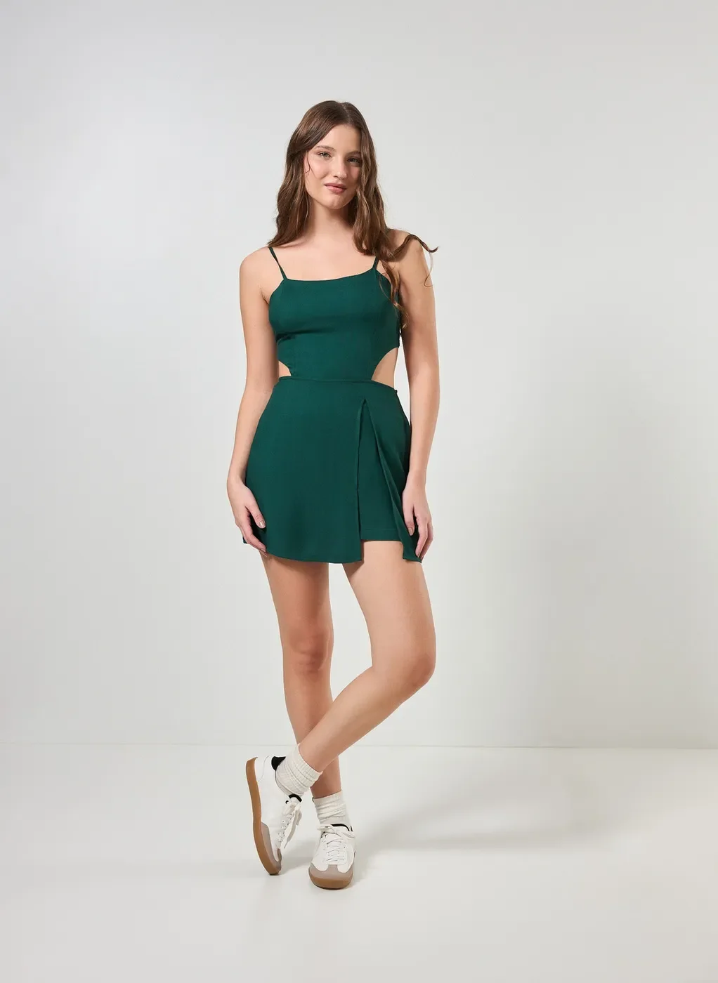 Vestido Macaquinho Curto Com Fenda