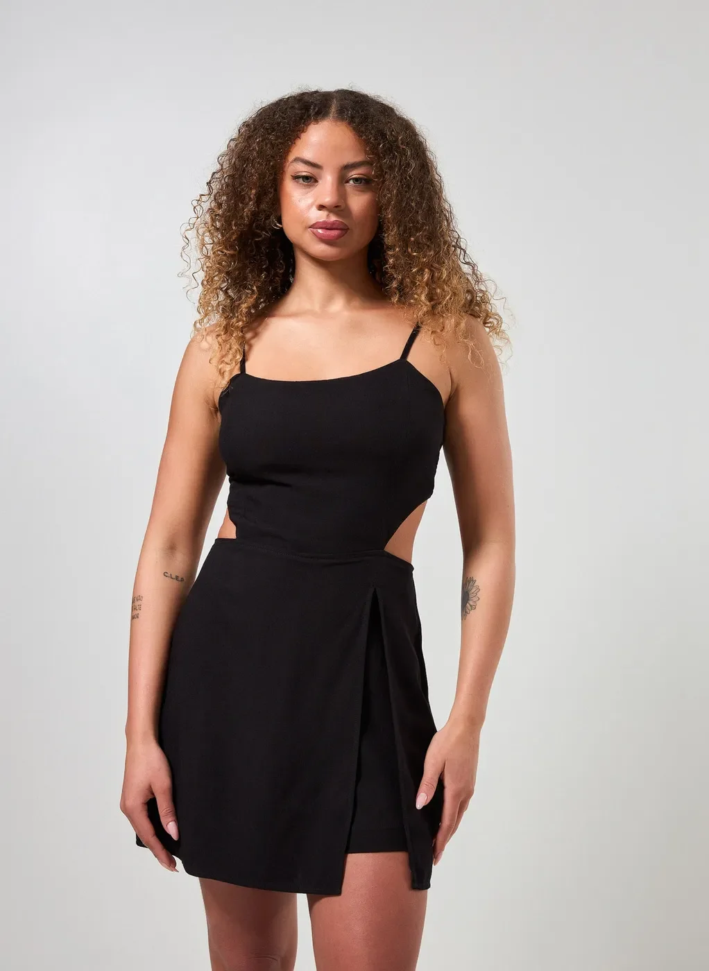 Vestido Macaquinho Curto Com Fenda