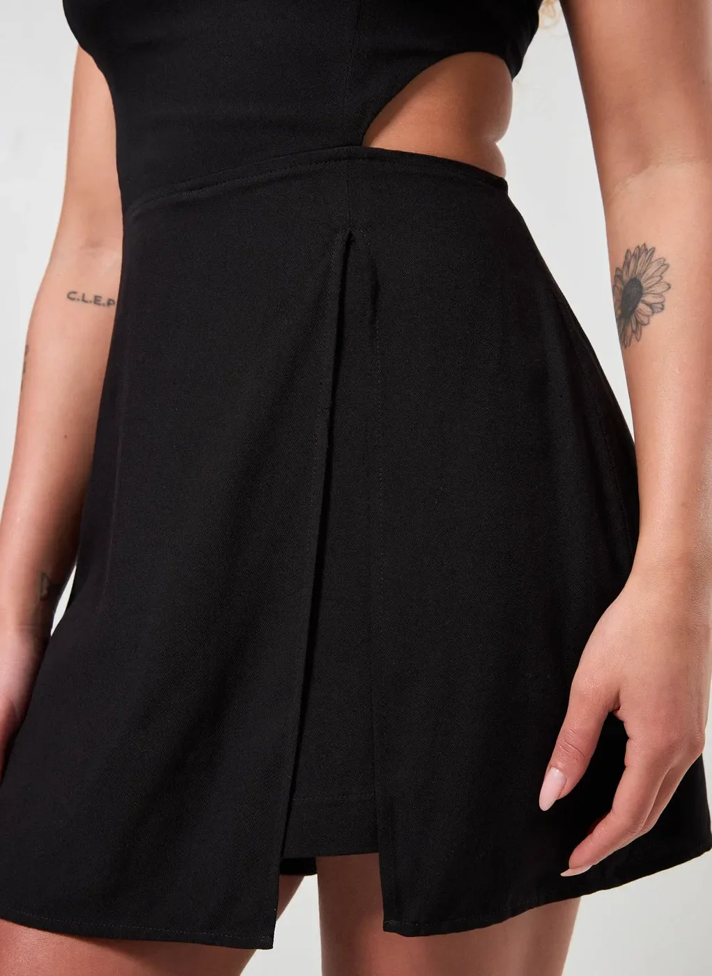 Vestido Macaquinho Curto Com Fenda