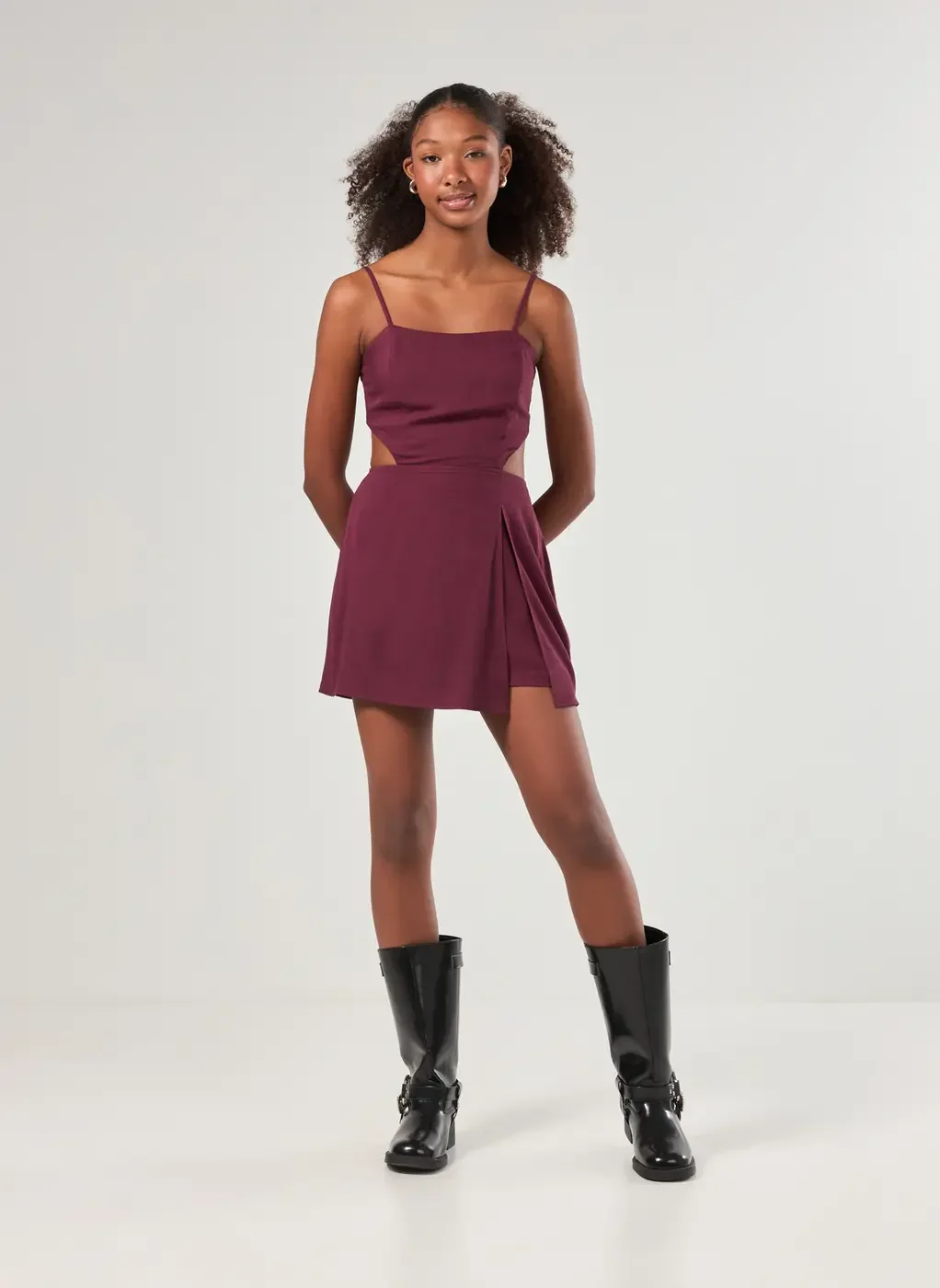 Vestido Macaquinho Curto Com Fenda