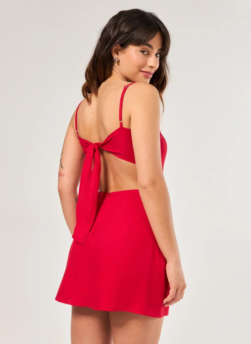 Vestido Macaquinho Curto Com Fenda