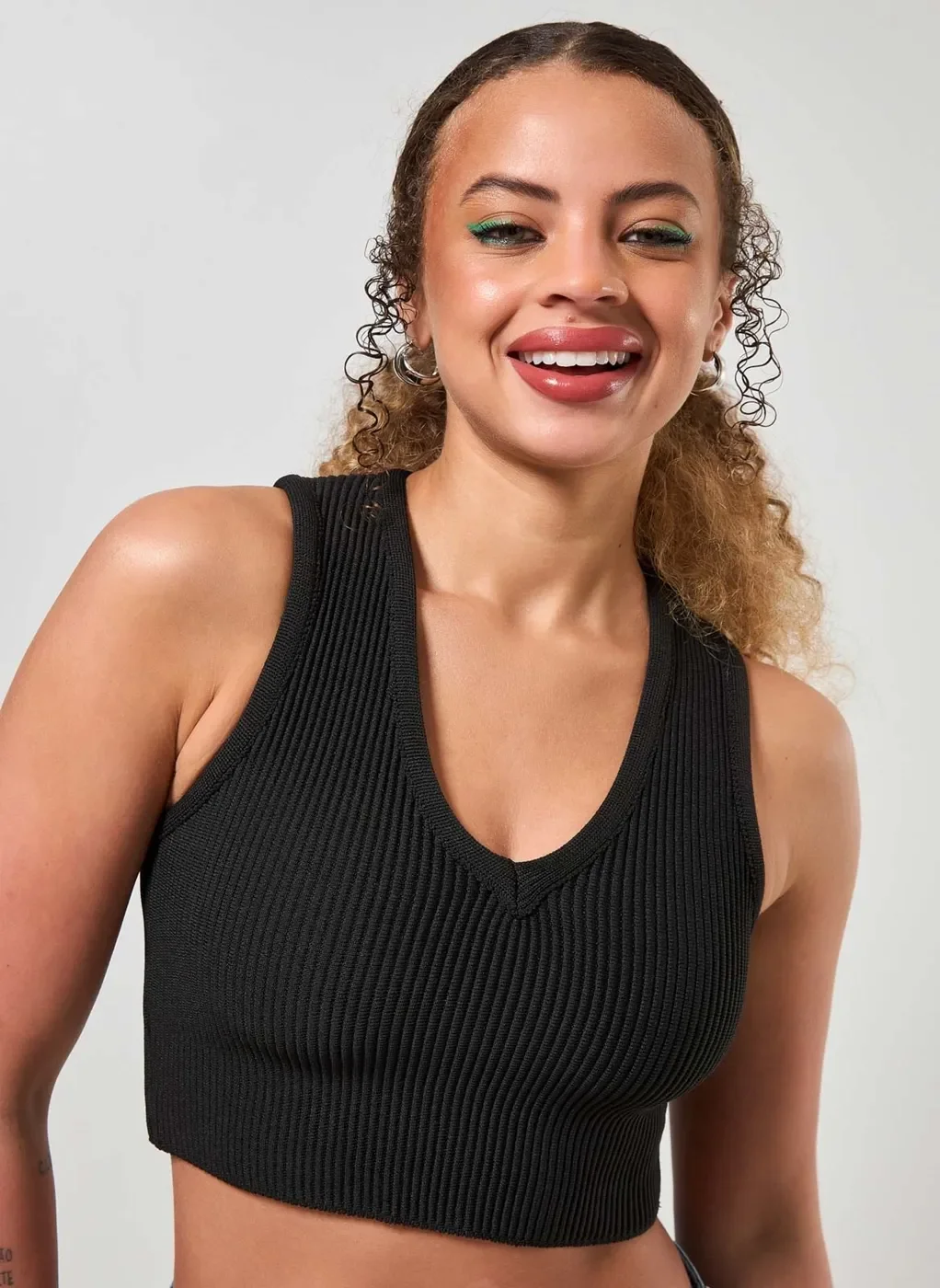 Regata Básica De Retílinea Com Decote V