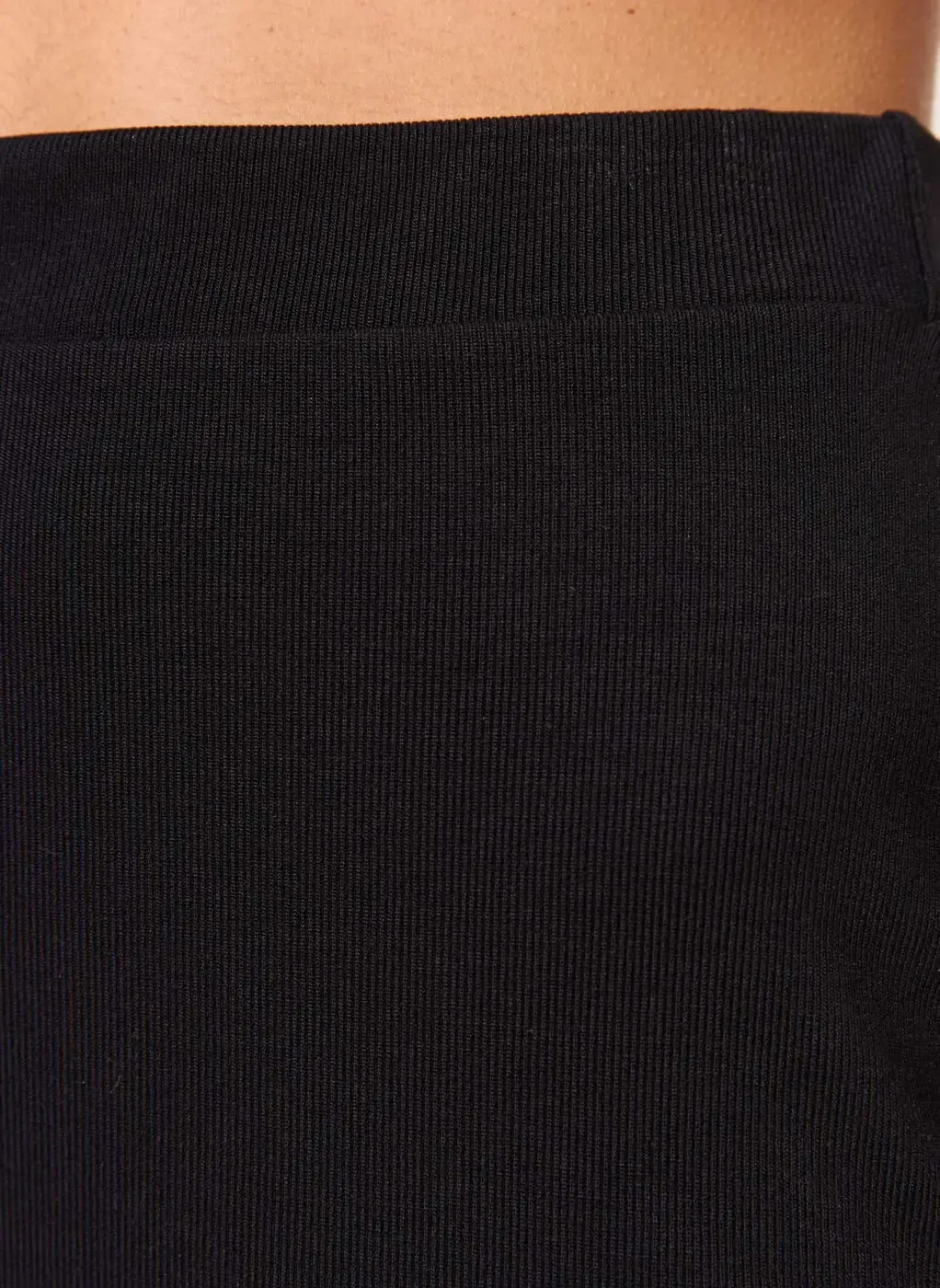 Saia Midi Em Malha Canelada Com Fenda